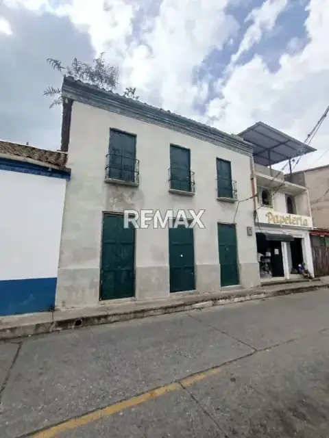 Venta de Casa Colonial: Amplio espacio y excelente ubicación para proyecto comercial o residencial.