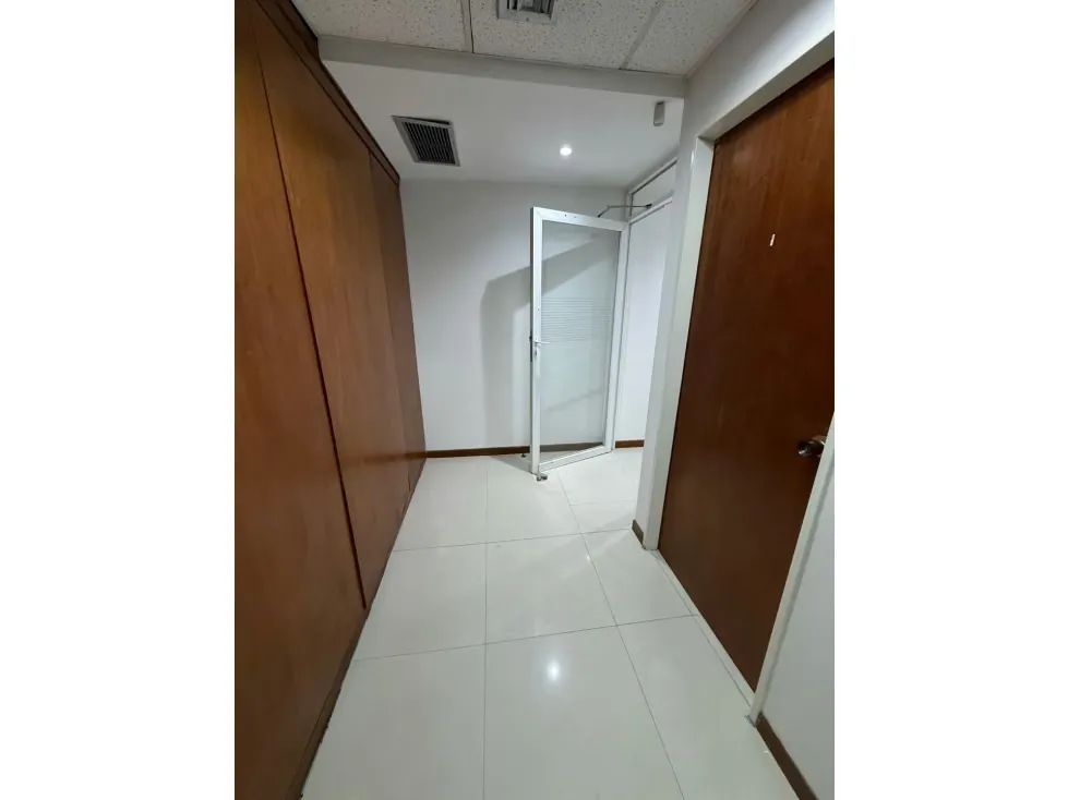 SE ALQUILA OFICINA EN TORRE CREDICARD