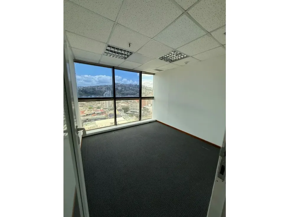 SE ALQUILA OFICINA EN TORRE CREDICARD - 13