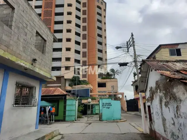 EN VENTA TERRENO CON CASA RESIDENCIA Y LOCAL COMERCIAL EN CASCO CENTRAL DE TUCACAS.
