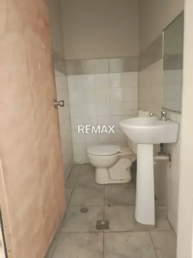 En alquiler Local comercial en Avenida Venezuela con 14 y 15 - 3