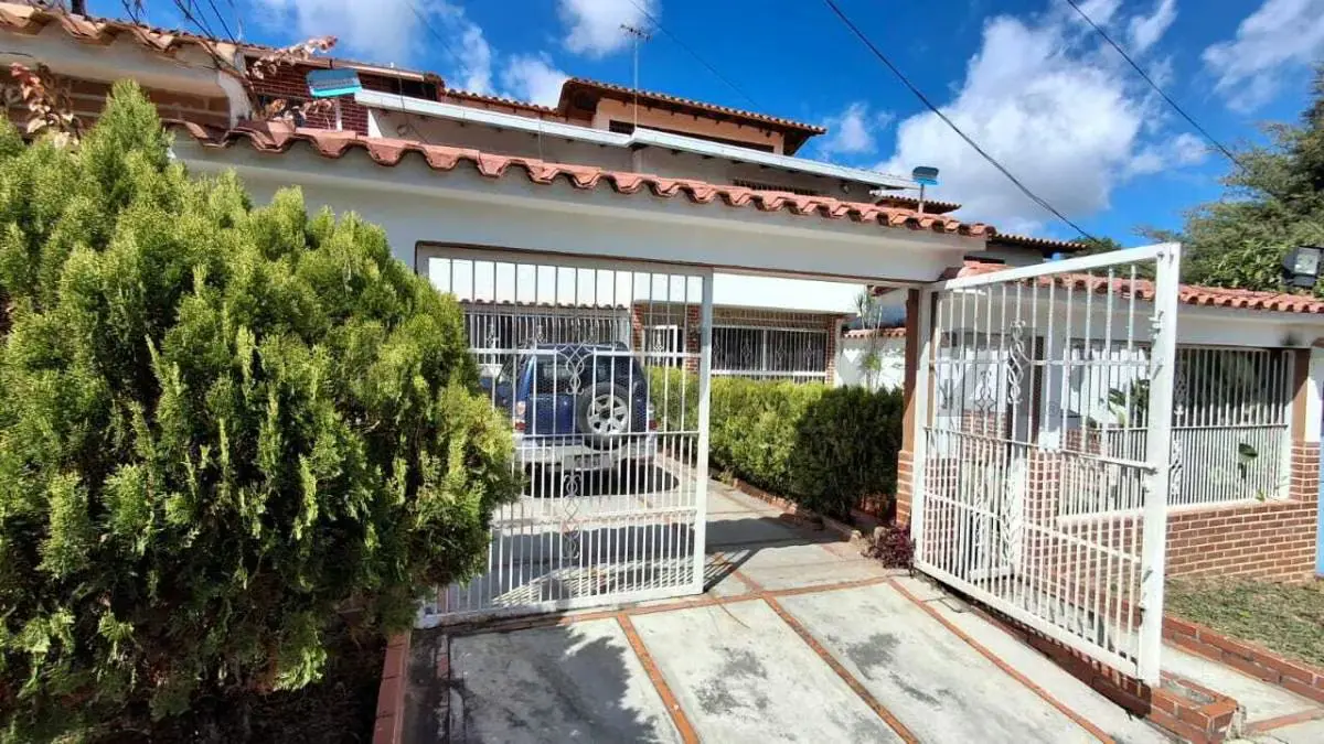 Se vende casa con anexo Los Teques San Omero via Lagunetica