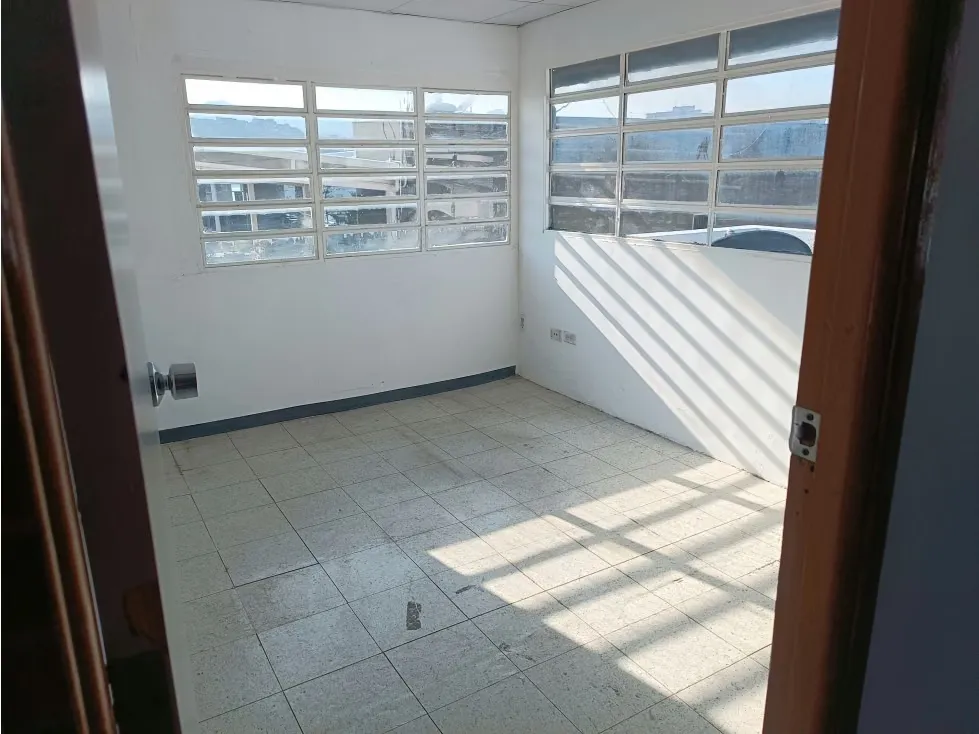 ALQUILO OFICINA LA URBINA DE 150M2 2 BAÑOS 2 P/E