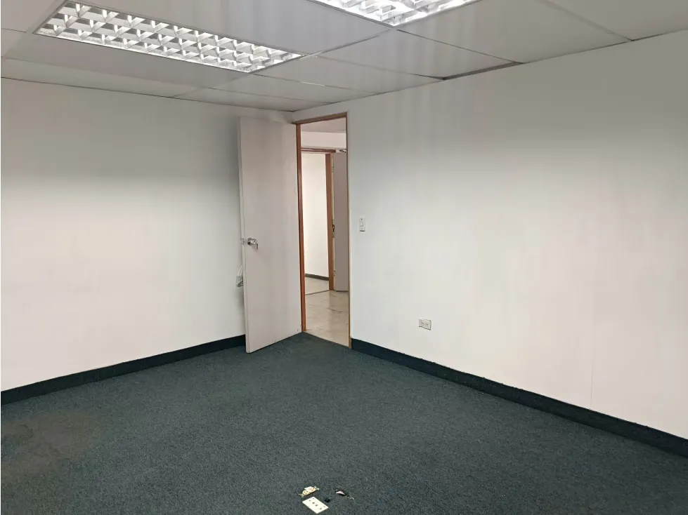 ALQUILO OFICINA LA URBINA DE 150M2 2 BAÑOS 2 P/E - 17
