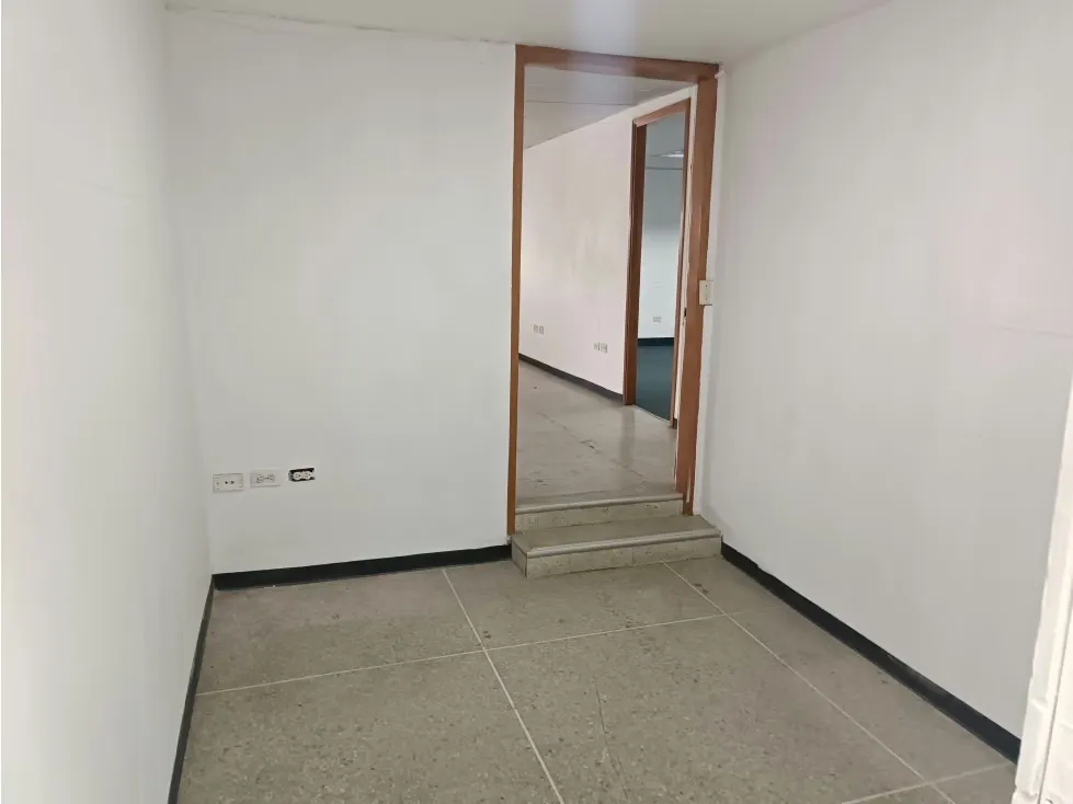 ALQUILO OFICINA LA URBINA DE 150M2 2 BAÑOS 2 P/E - 5