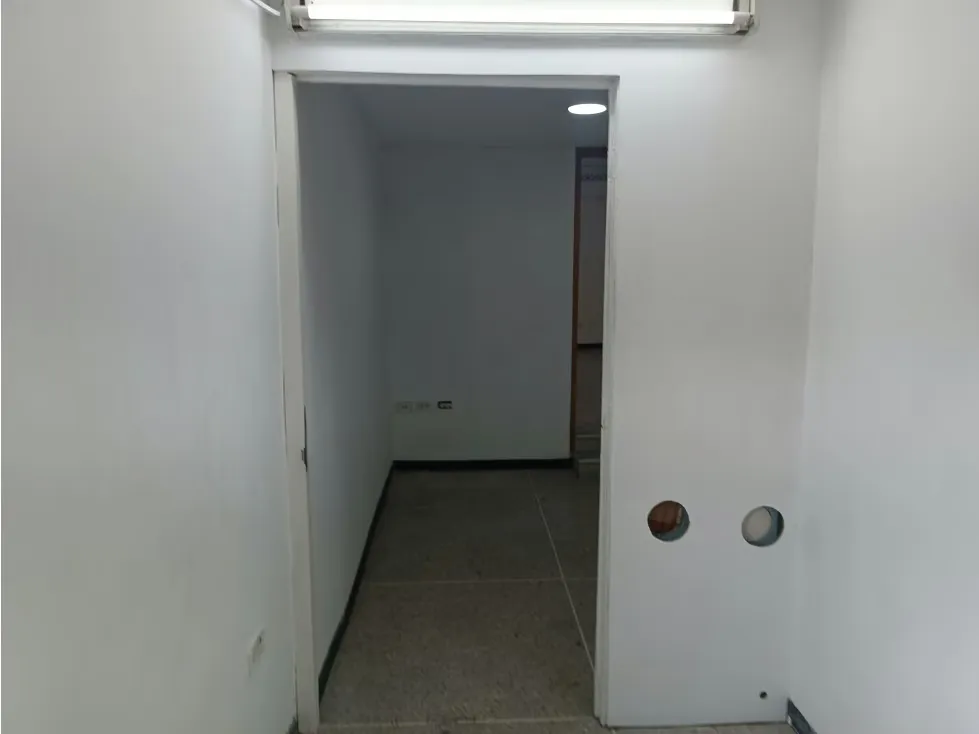 ALQUILO OFICINA LA URBINA DE 150M2 2 BAÑOS 2 P/E - 6