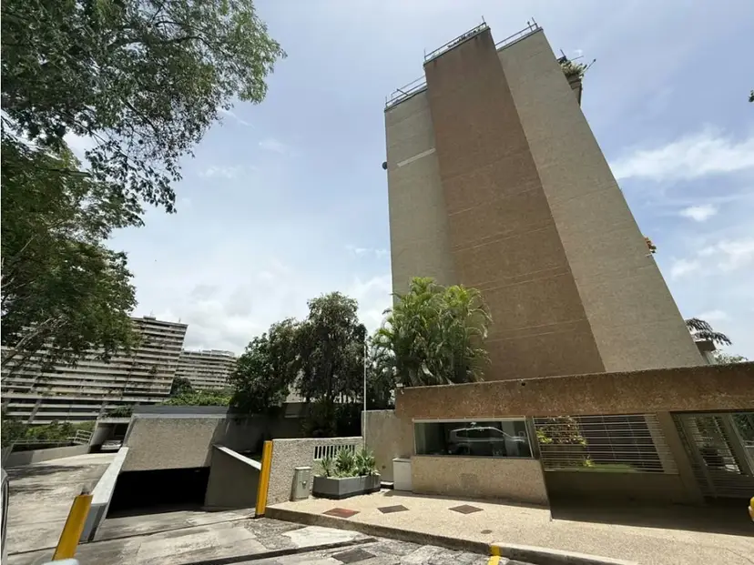 Se alquila Apto 264m² 3h+1s/2b+2s/2p Santa Rosa de Lima