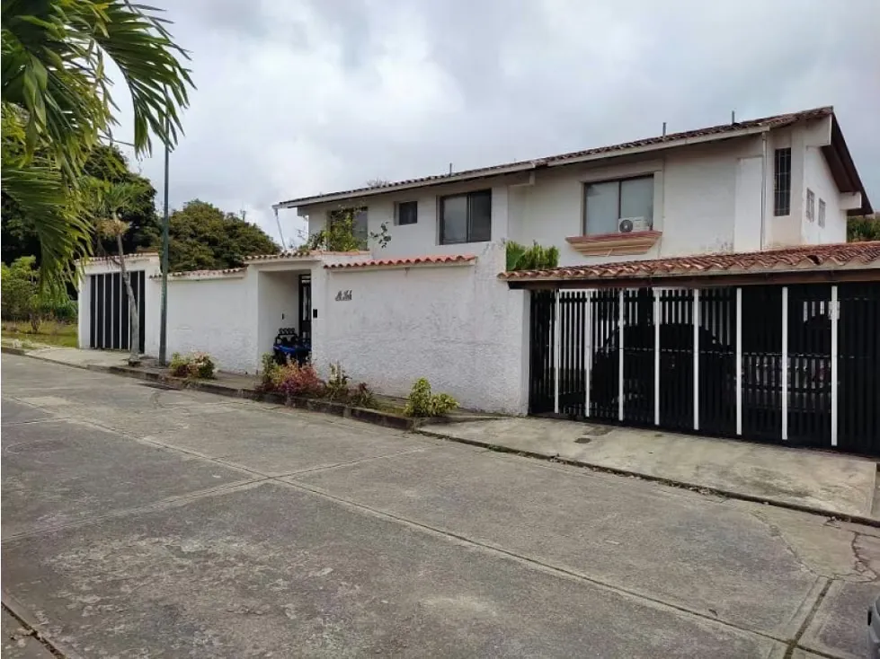 Casa En Venta - Lomas De La Lagunita 450 Mts2 C. 650 Mts2 T. Caracas