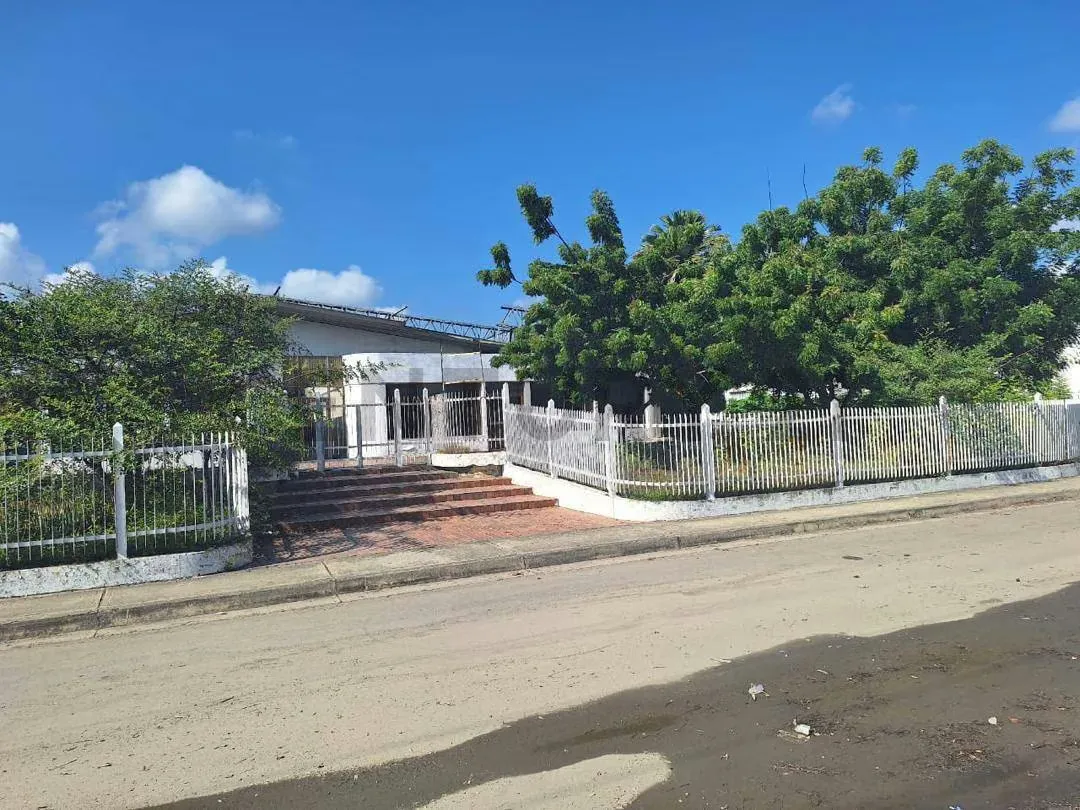 Galpón y terreno en venta - 2