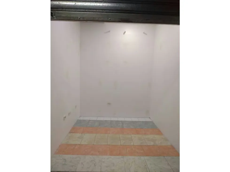 Se ofrece en alquiler local comercial en Merpoeste Chacao - 2