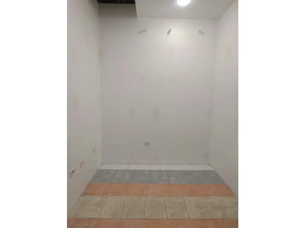 Se ofrece en alquiler local comercial en Merpoeste Chacao - 3