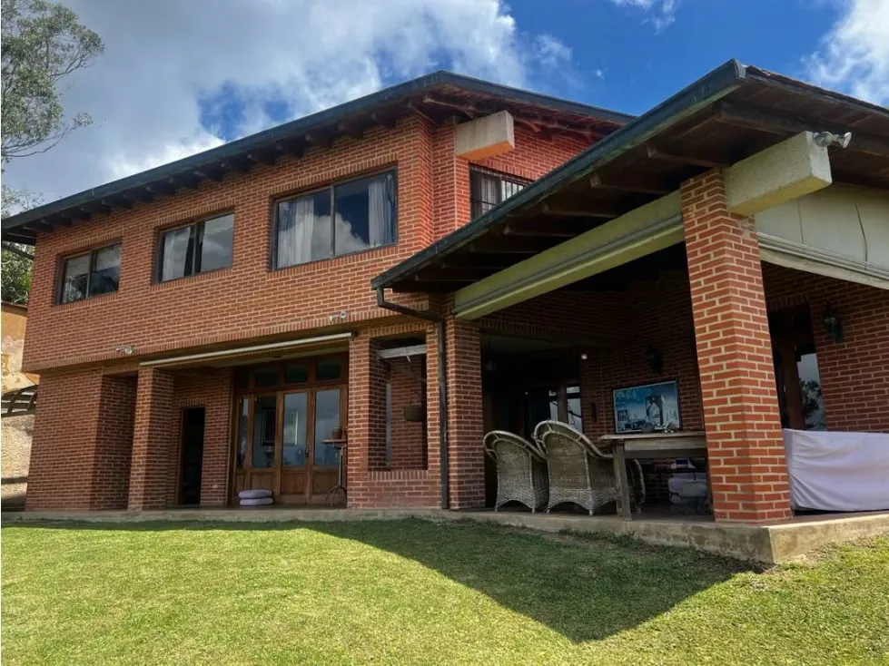 Se vende casa en calle cerrada 700m2 Alto Hatillo 5989
