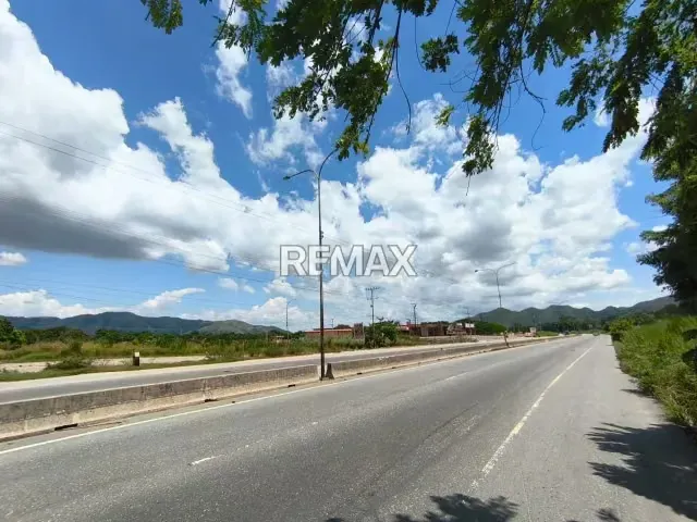 Terreno en Venta con Zonificación Industrial, 291.000m², Variante Yagua