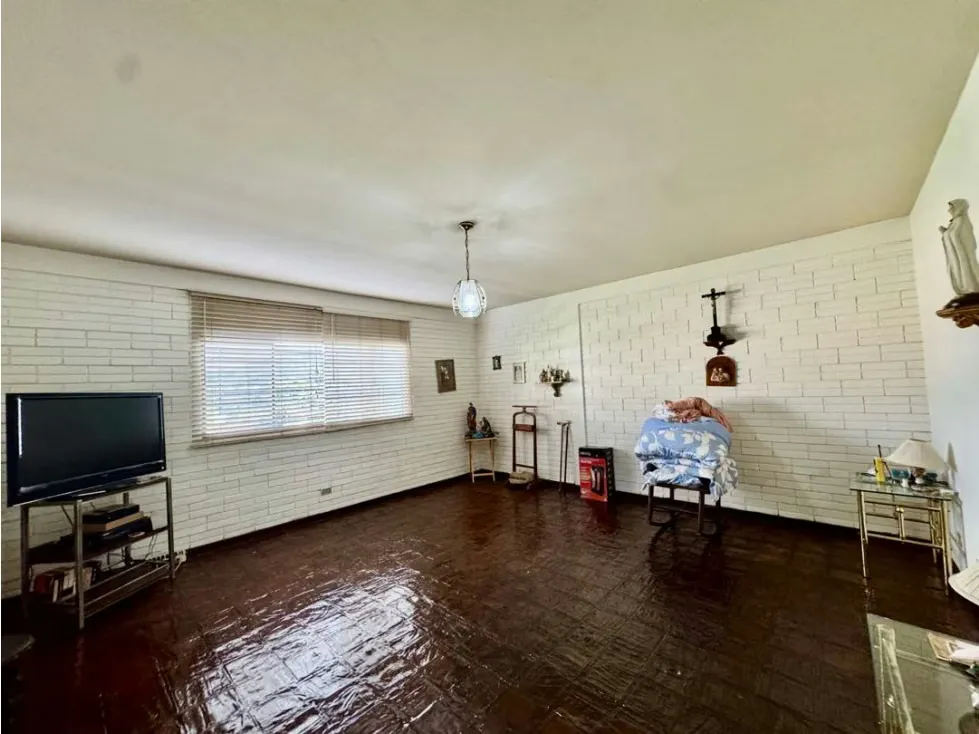 Copia de Se vende casa 350m2 4h+s/6B/5p Colinas de Tamanaco - 17