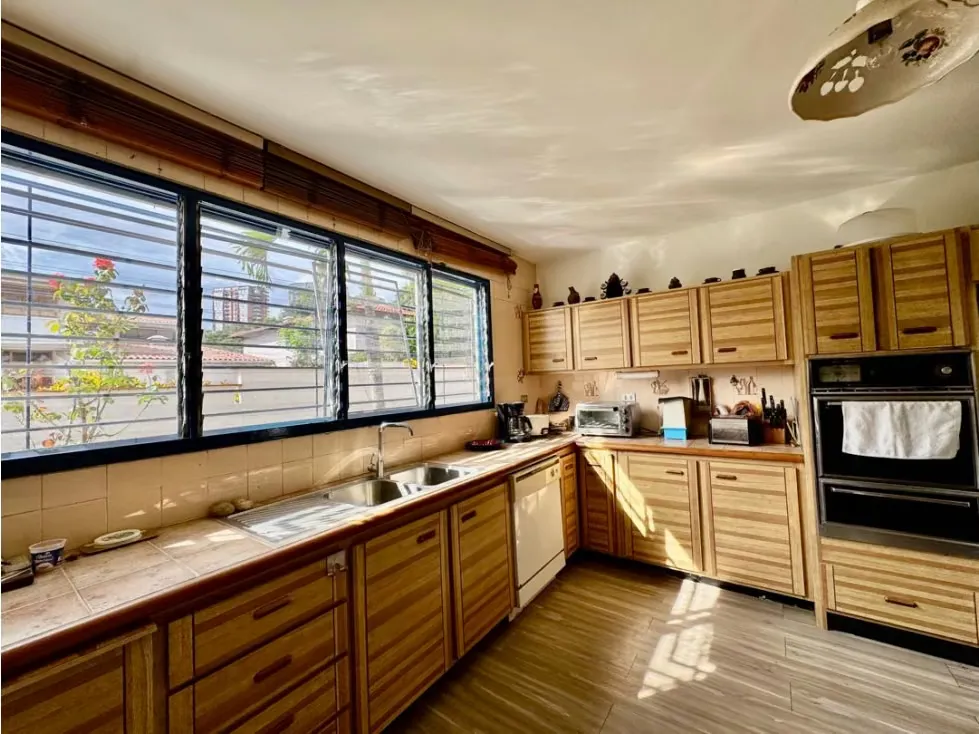 Copia de Se vende casa 350m2 4h+s/6B/5p Colinas de Tamanaco - 9