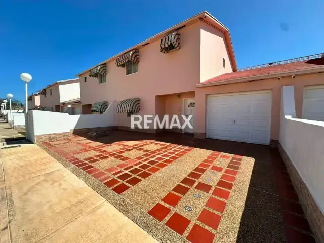 EN VENTA TOWNHOUSE UBICADO EN EL CONJUNTO PORLAMAR VILLAS, AV CIRCUNVALACIÓN - ISLA DE MARGARITA