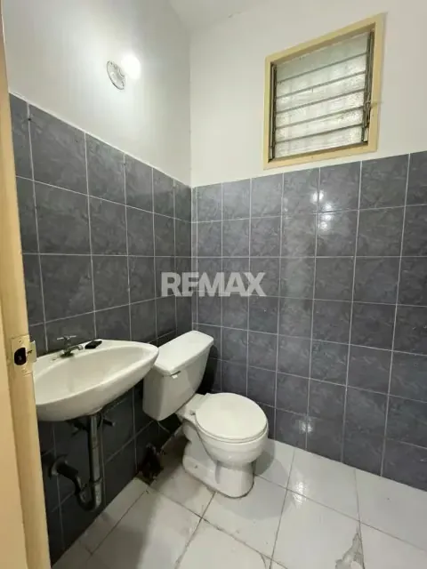 BELLO LOCAL EN VENTA. ACARIGUA ESTADO PORTUGUESA. EDIFICIO DOÑA TIA . - 3