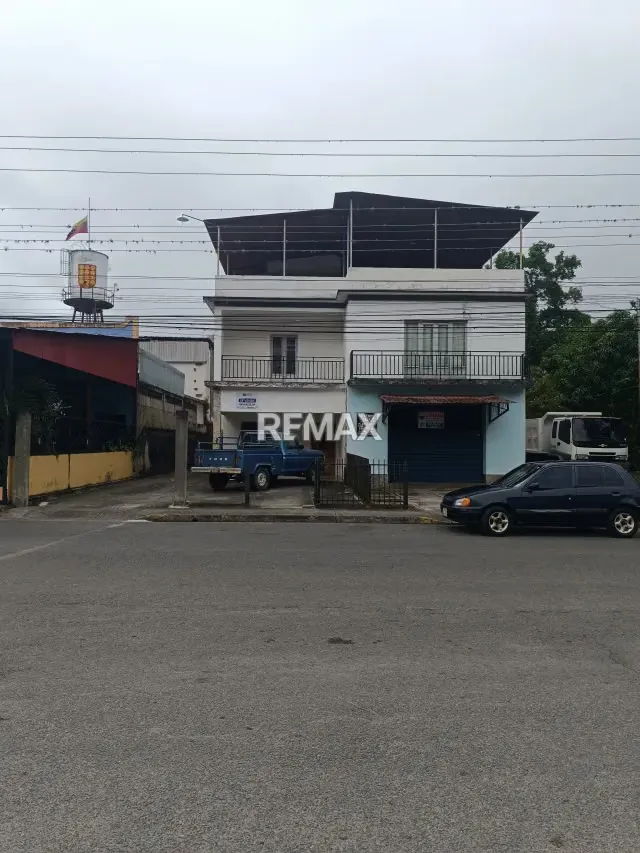 LOCAL COMERCIAL CON APARTAMENTO EN VENTA EN AV ENRIQUE CHAUMER CARIPE MATURIN