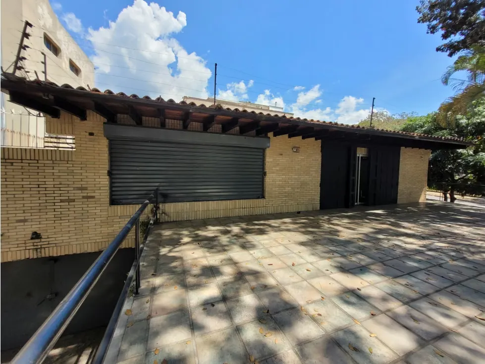 EN ALQUILER CASA COMERCIAL LA URBINA
