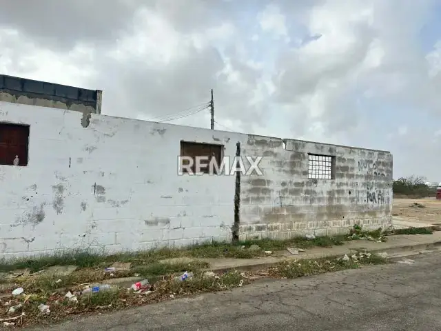 Parcela en Judibana, uso residencial o comercial.