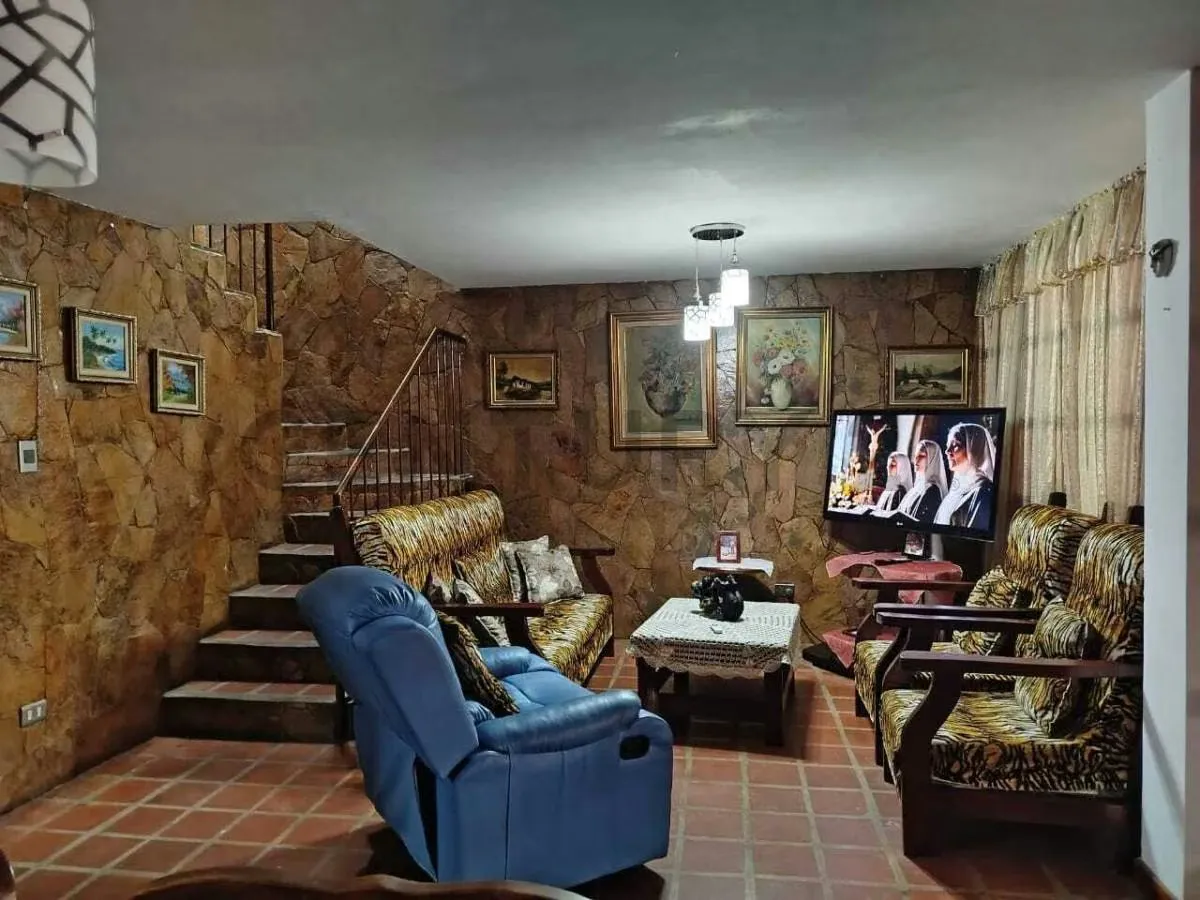 EN VENTA EXCELENTE CASA URB. VALLE ARRIBA - 13