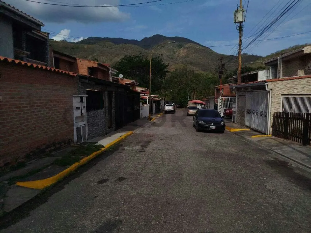 EN VENTA EXCELENTE CASA URB. VALLE ARRIBA - 2