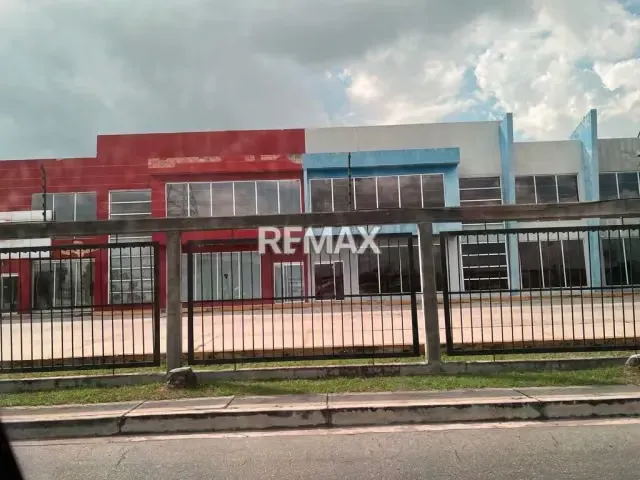 Galpón frente la autopista regional del centro - 2