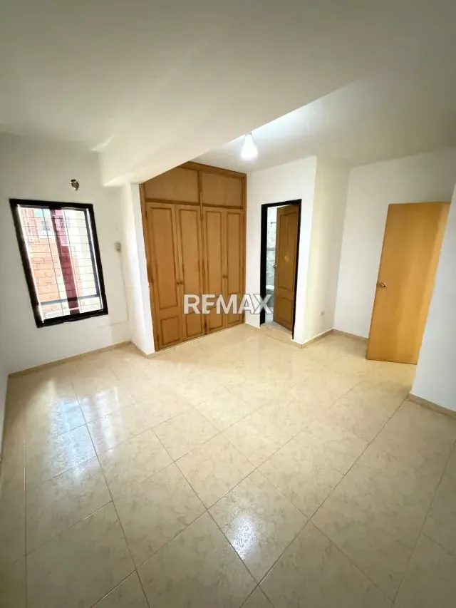 AMPLIO APARTAMENTO EN LA URB. SAN JACINTO - 9