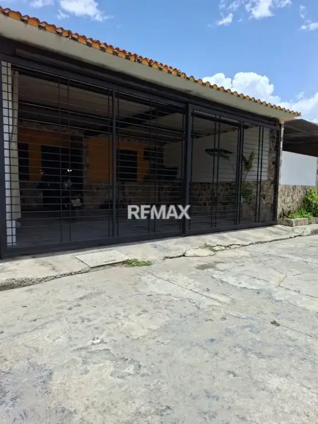 Apartamento Tetra nivel planta baja. Urb las Bromelias
