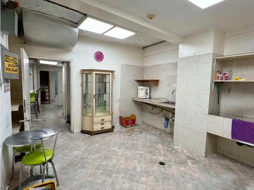 En Venta Edificio Con Local Comercial en Santa Monica. Caracas - 13