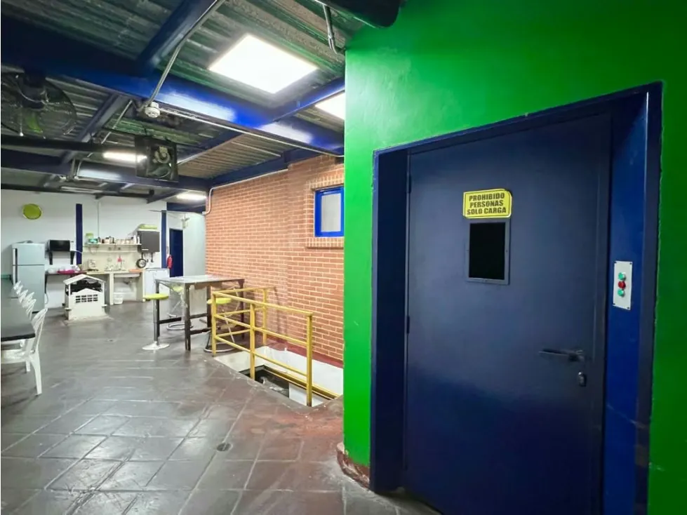 En Venta Edificio Con Local Comercial en Santa Monica. Caracas - 35