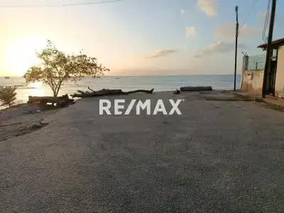 Terreno con salida al mar