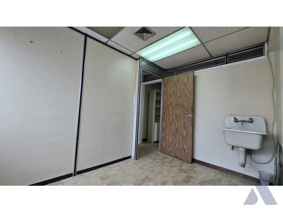 Alquilo oficina 52m2 Av. Casanova, Instituto Médico del Este 8373 - 3