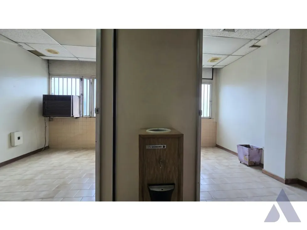 Alquilo oficina 52m2 Av. Casanova, Instituto Médico del Este 8373 - 7