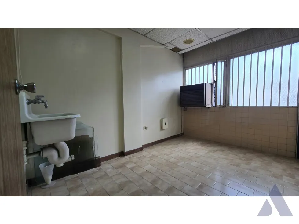 Alquilo oficina 52m2 Av. Casanova, Instituto Médico del Este 8373 - 8