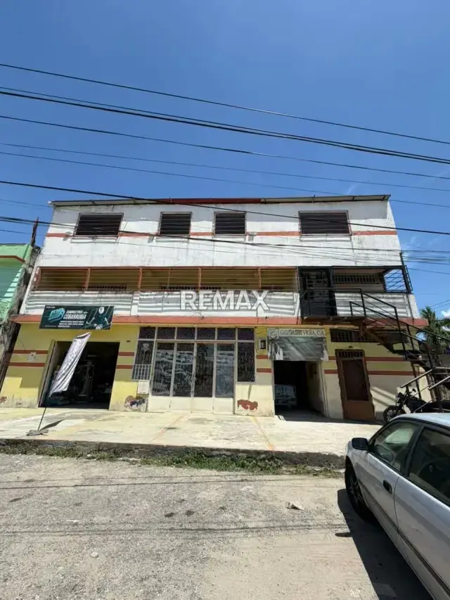 Edificio Comercial en Alquiler: Ubicación Estratégica y Amplios Espacios