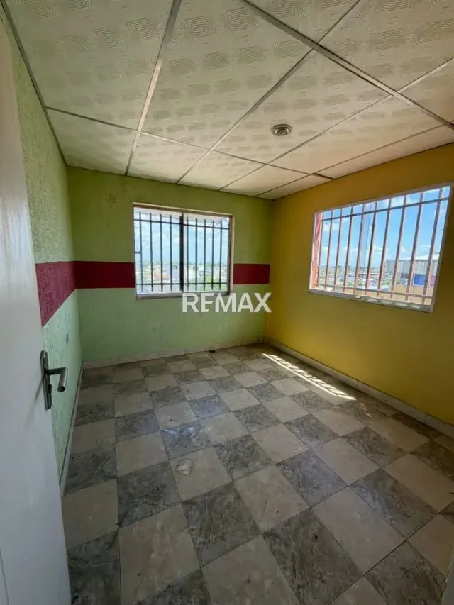 Edificio Comercial en Alquiler: Ubicación Estratégica y Amplios Espacios - 3