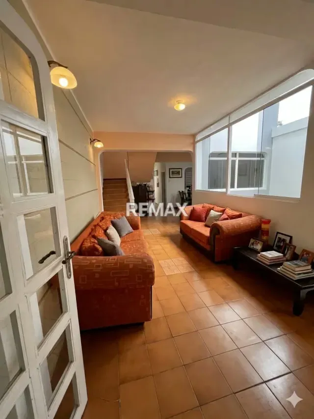 Venta de casa quinta dos niveles con local comercial