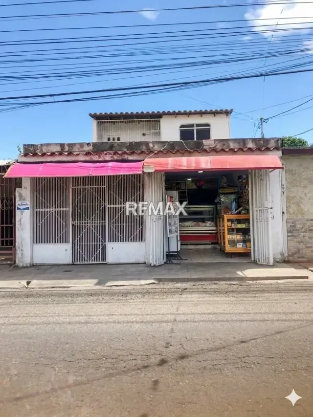 Venta de casa quinta dos niveles con local comercial - 17