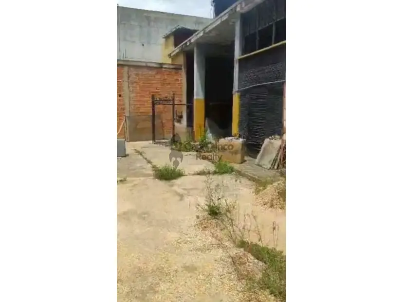 Se Alquila Galpón o Local en el Viñedo 575m2