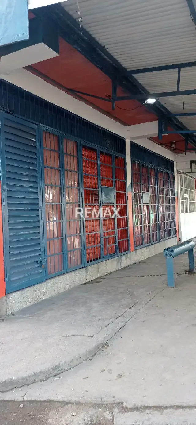 Casa Comercial de tres niveles, con negocio operativo en Venta