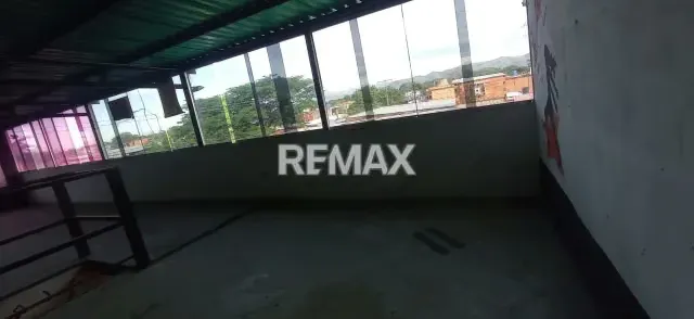 Casa Comercial de tres niveles, con negocio operativo en Venta - 11