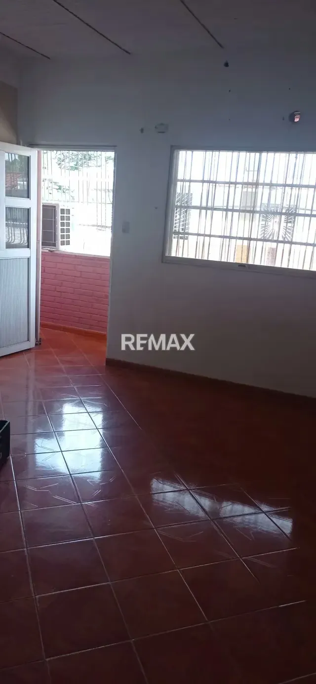 Casa Comercial de tres niveles, con negocio operativo en Venta - 13