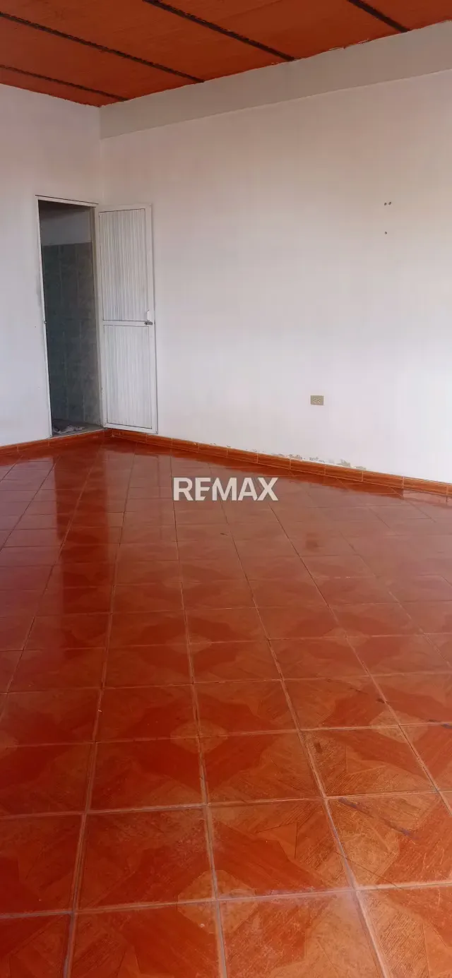 Casa Comercial de tres niveles, con negocio operativo en Venta - 16