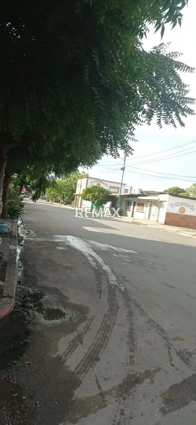 Casa Comercial de tres niveles, con negocio operativo en Venta - 18