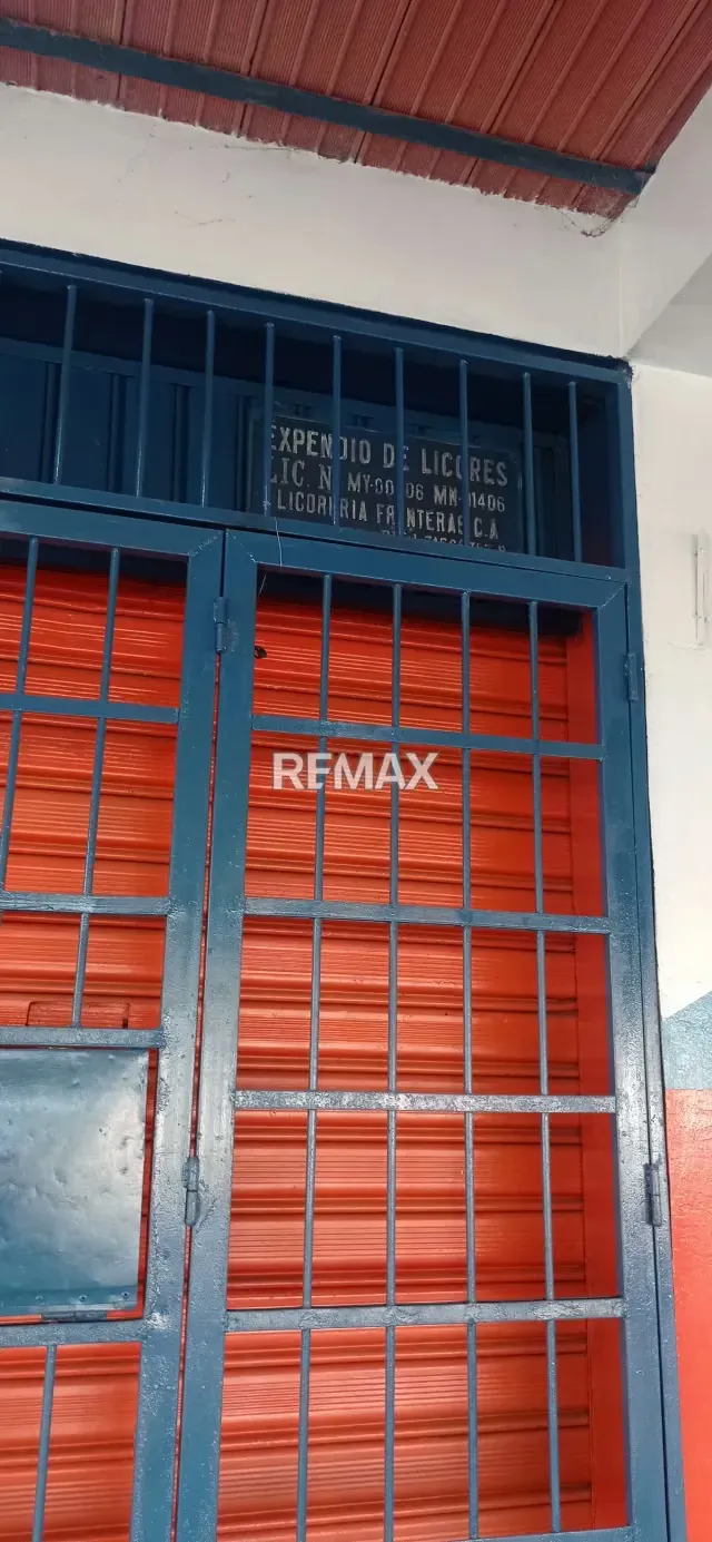 Casa Comercial de tres niveles, con negocio operativo en Venta - 2
