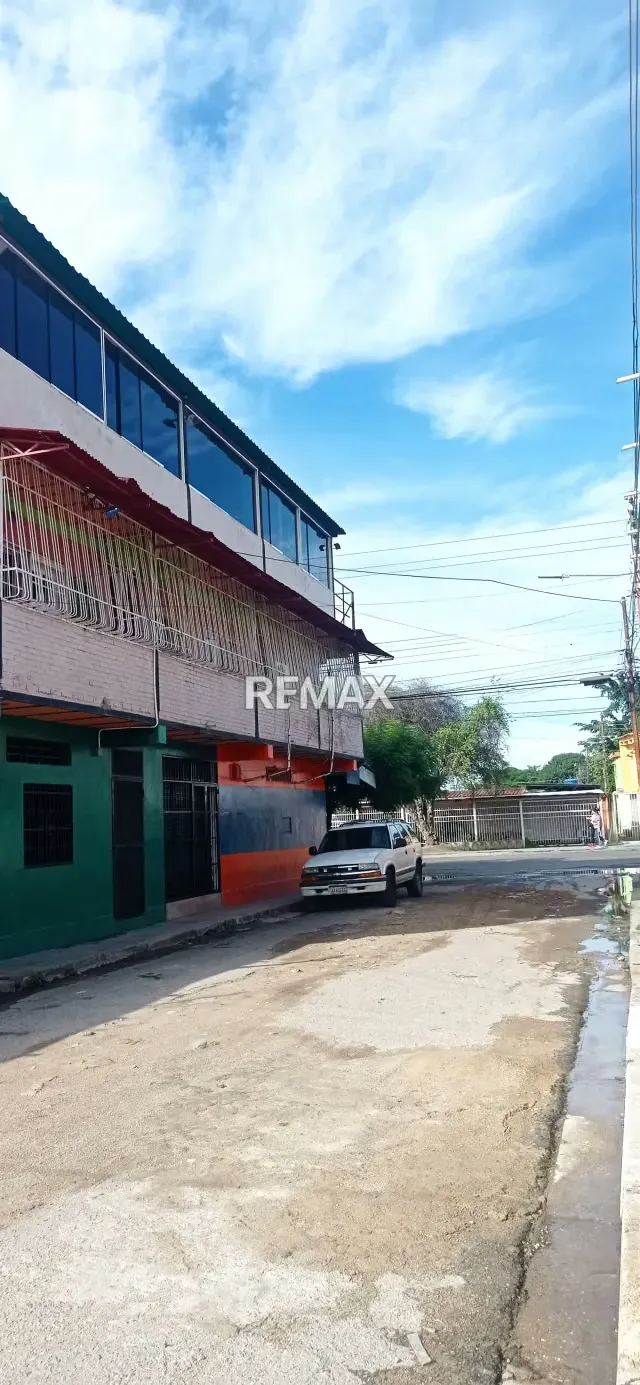 Casa Comercial de tres niveles, con negocio operativo en Venta - 3