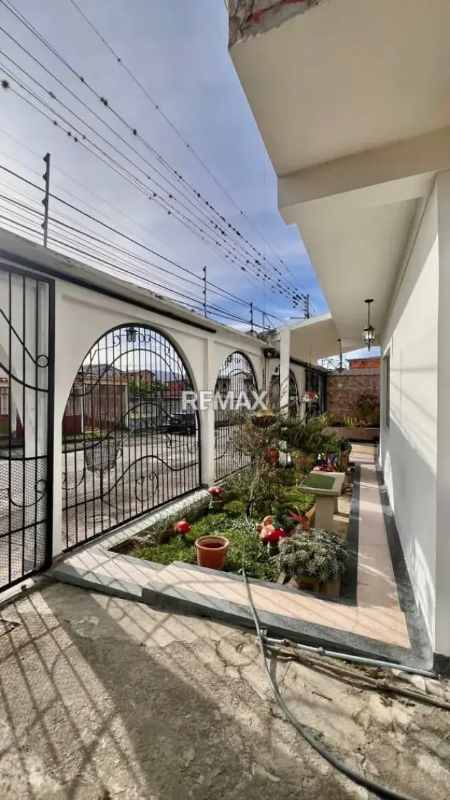 EN VENTA Excelente oportunidad en el corazón de Rubio Ubicada en la Av. 9 entre calles 23 y 24, sector El Refugio, Municipio Junín, esta espaciosa propiedad combina comodidad, funcionalidad!!!