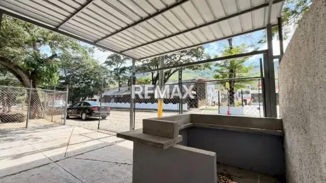 TERRENO CON BIENHECHURIAS EN PLENA AV 31 DE JULIO - 11