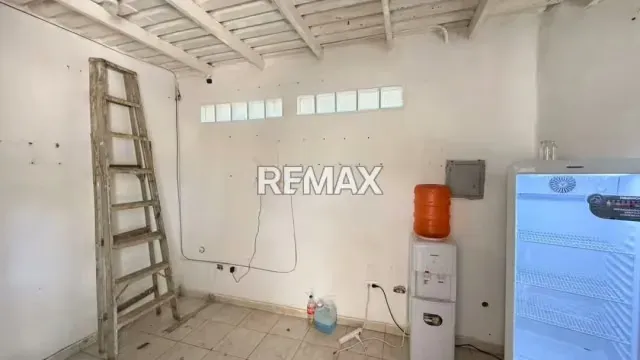 TERRENO CON BIENHECHURIAS EN PLENA AV 31 DE JULIO - 12